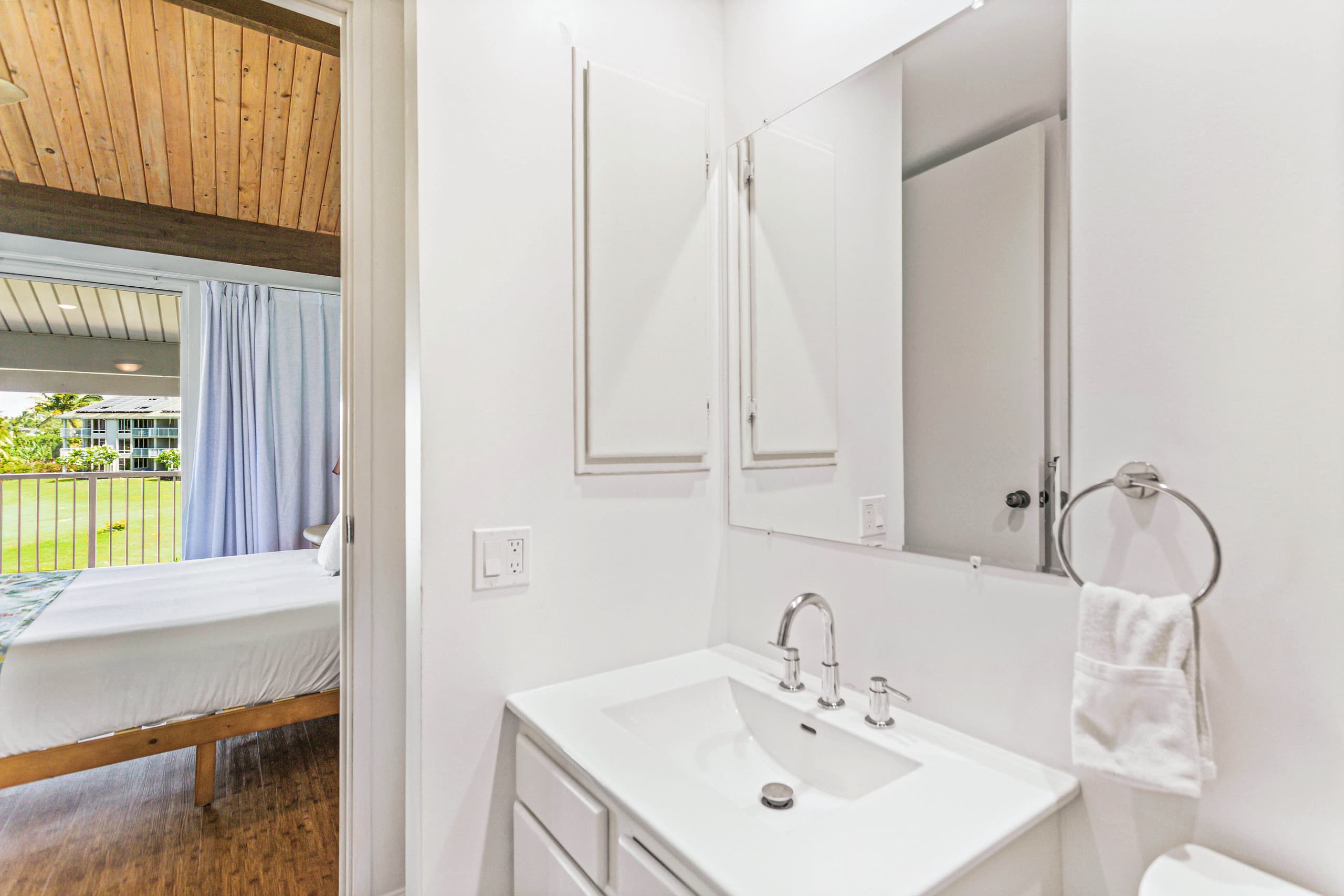 Executive 2 bdrm - Panoramic Ocean Views - Photo 15