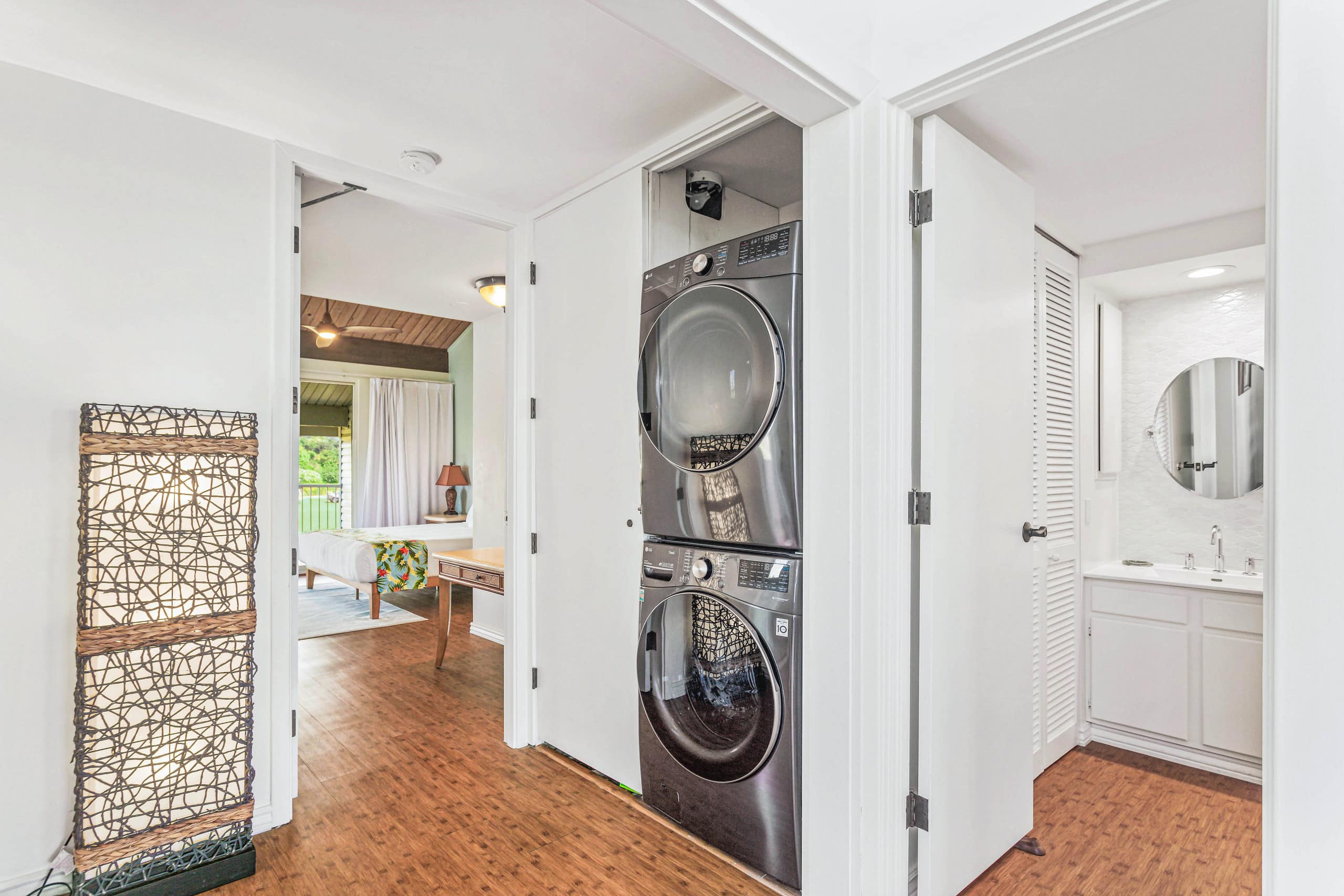 Executive 2 bdrm - Panoramic Ocean Views - Photo 24
