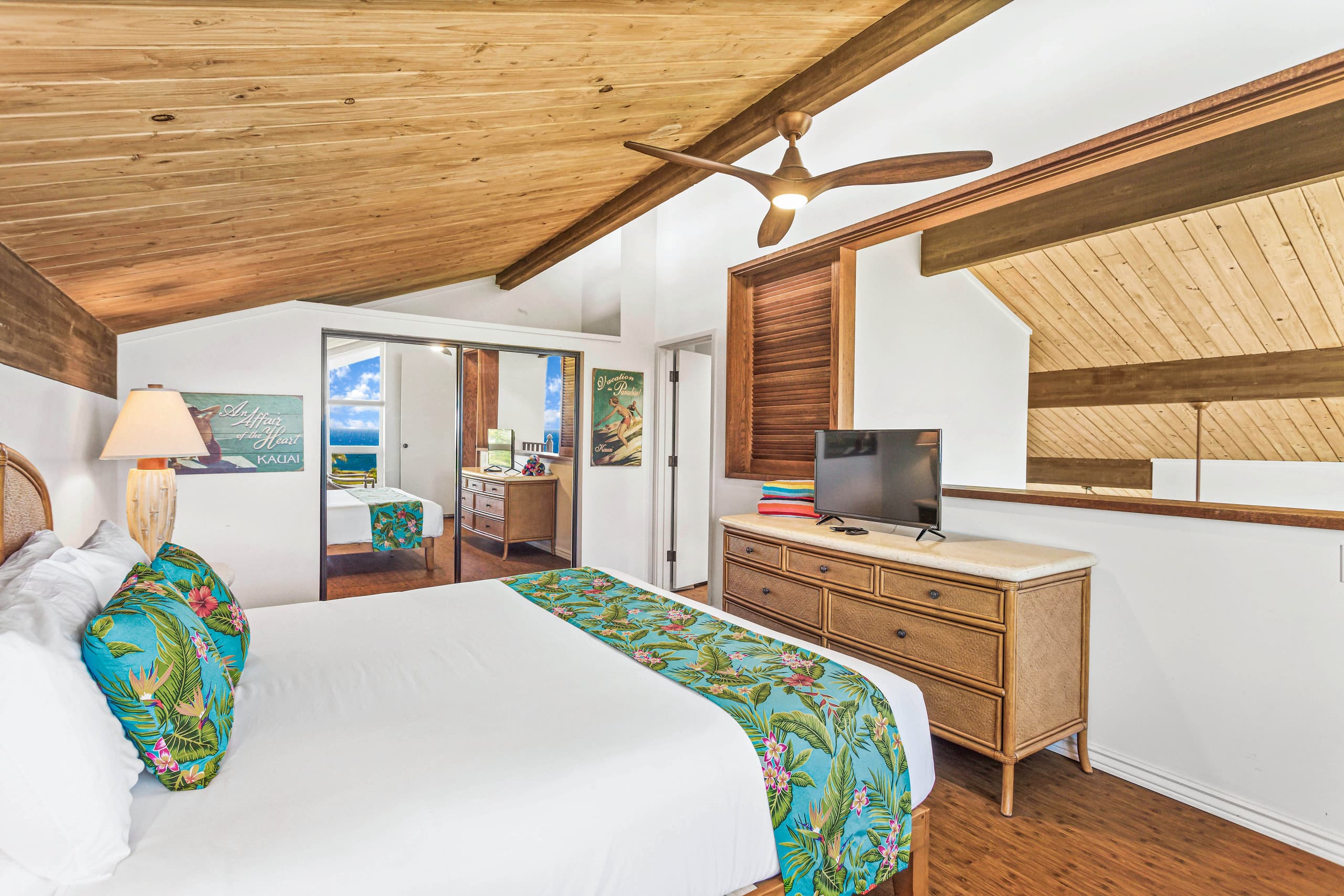 Executive 2 bdrm - Panoramic Ocean Views - Photo 11