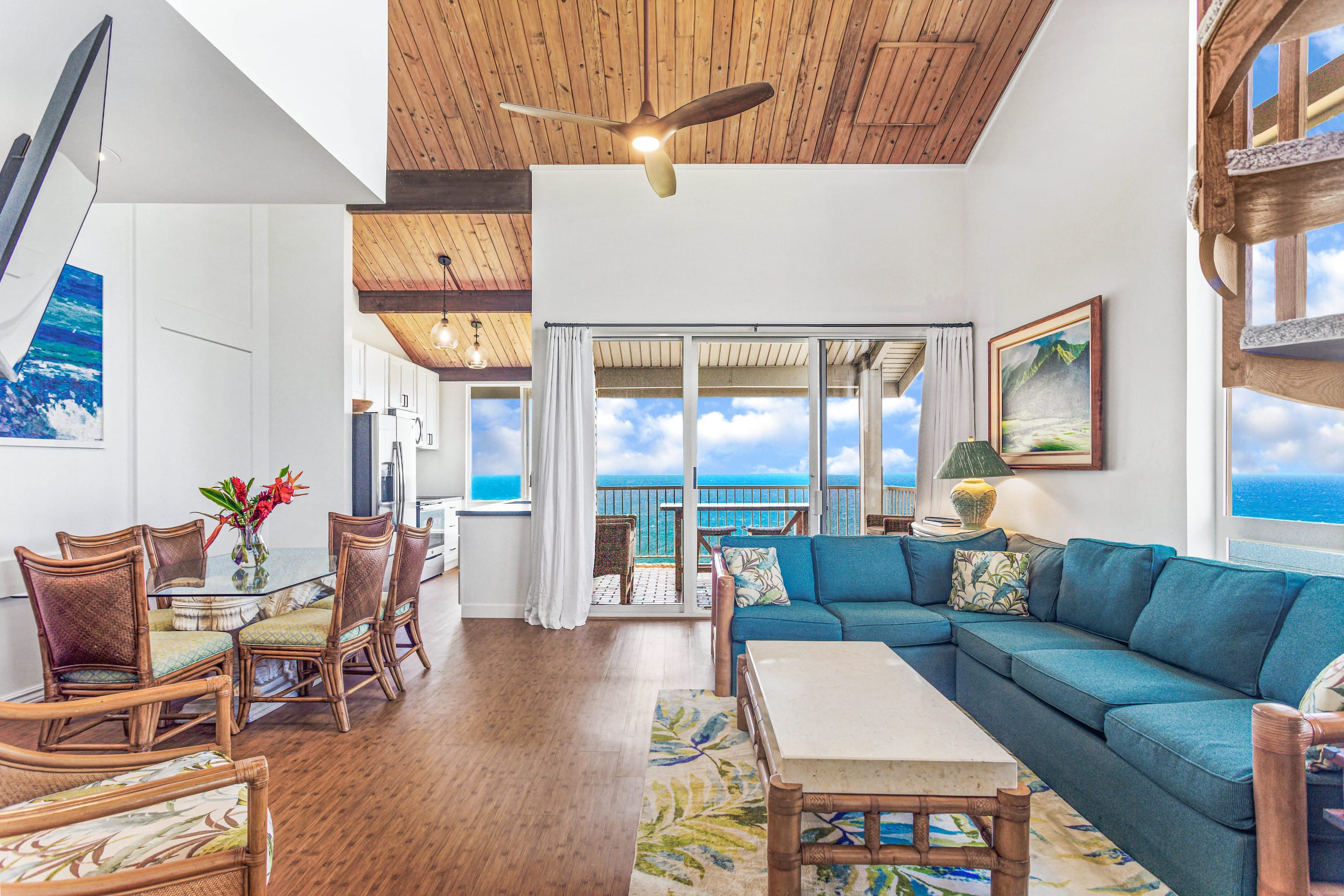 Executive 2 bdrm - Panoramic Ocean Views - Photo 2