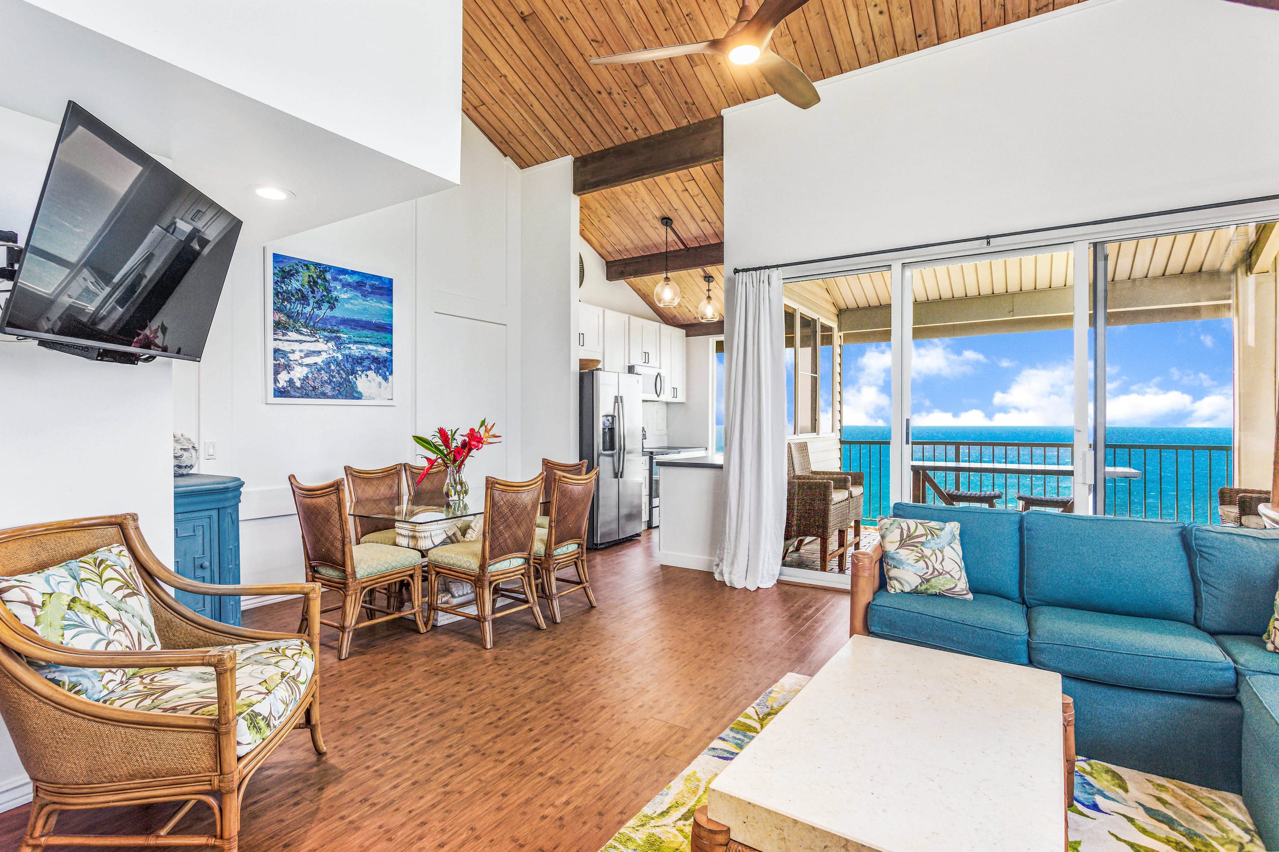 Executive 2 bdrm - Panoramic Ocean Views - Photo 3