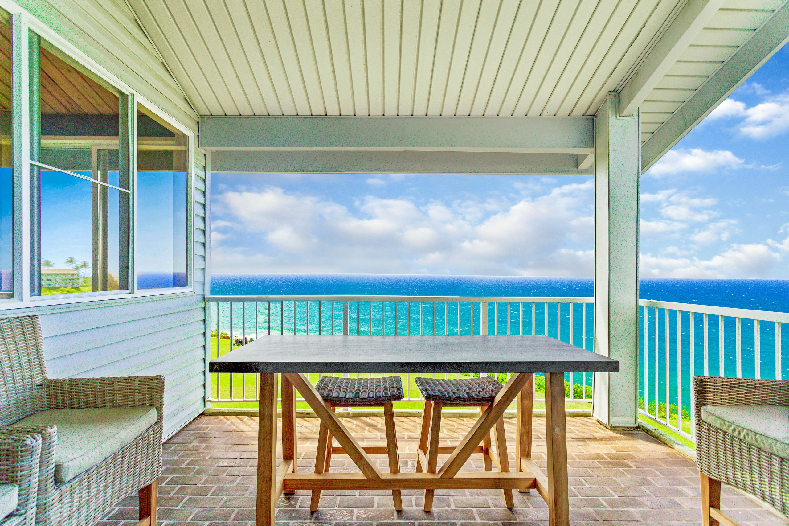 Executive 2 bdrm - Panoramic Ocean Views - Photo 21