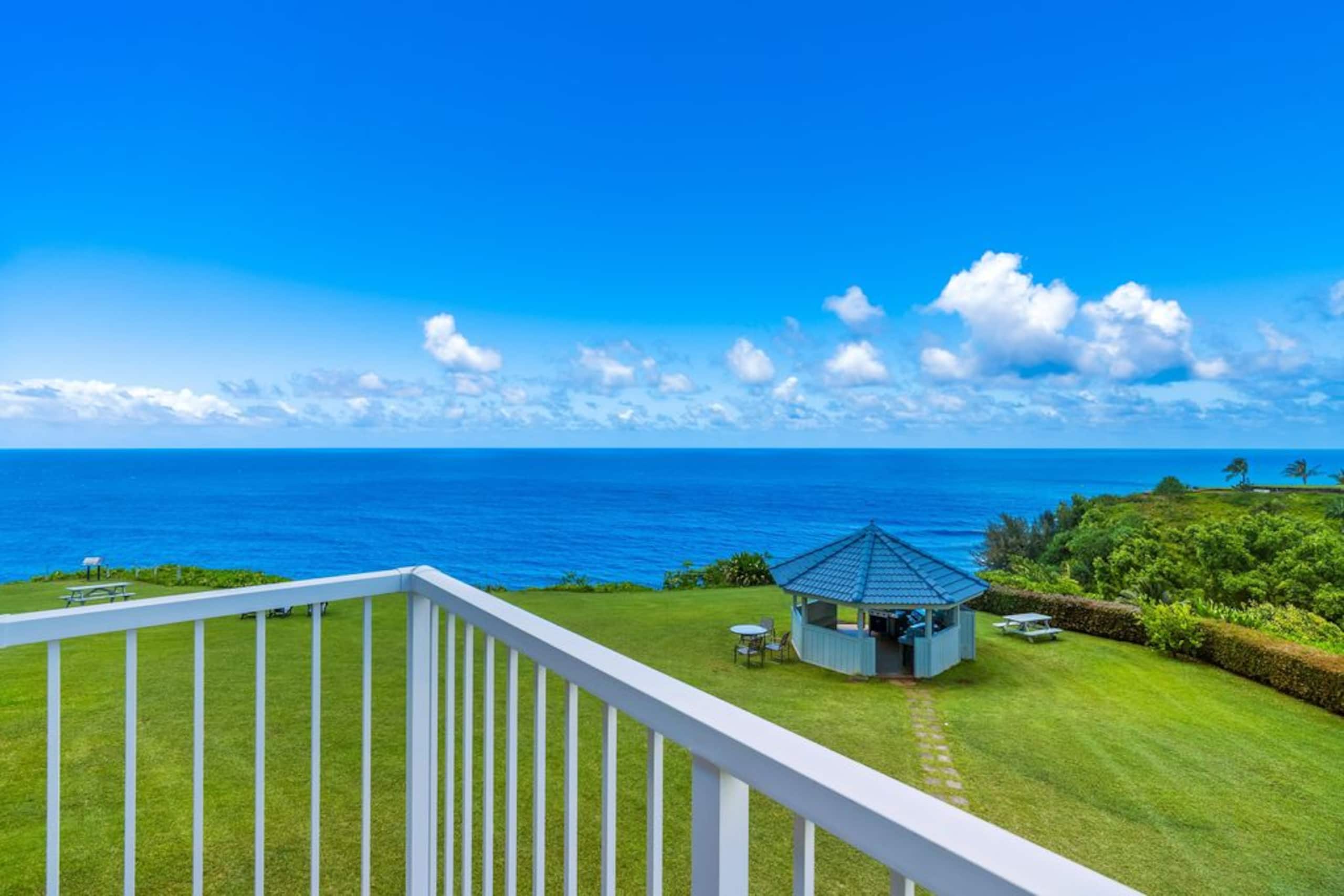 Executive 2 bdrm - Panoramic Ocean Views - Photo 22