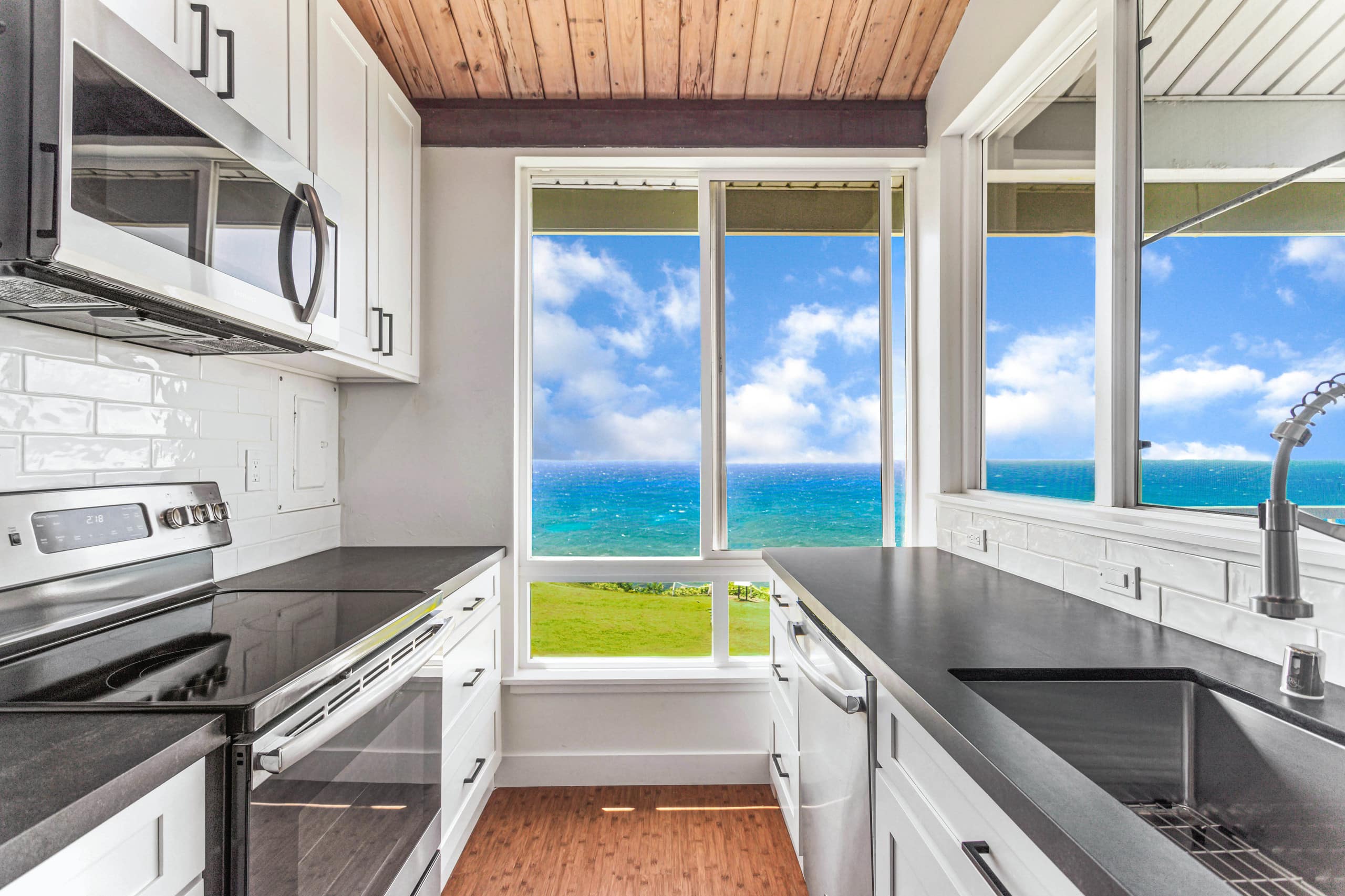 Executive 2 bdrm - Panoramic Ocean Views - Photo 8