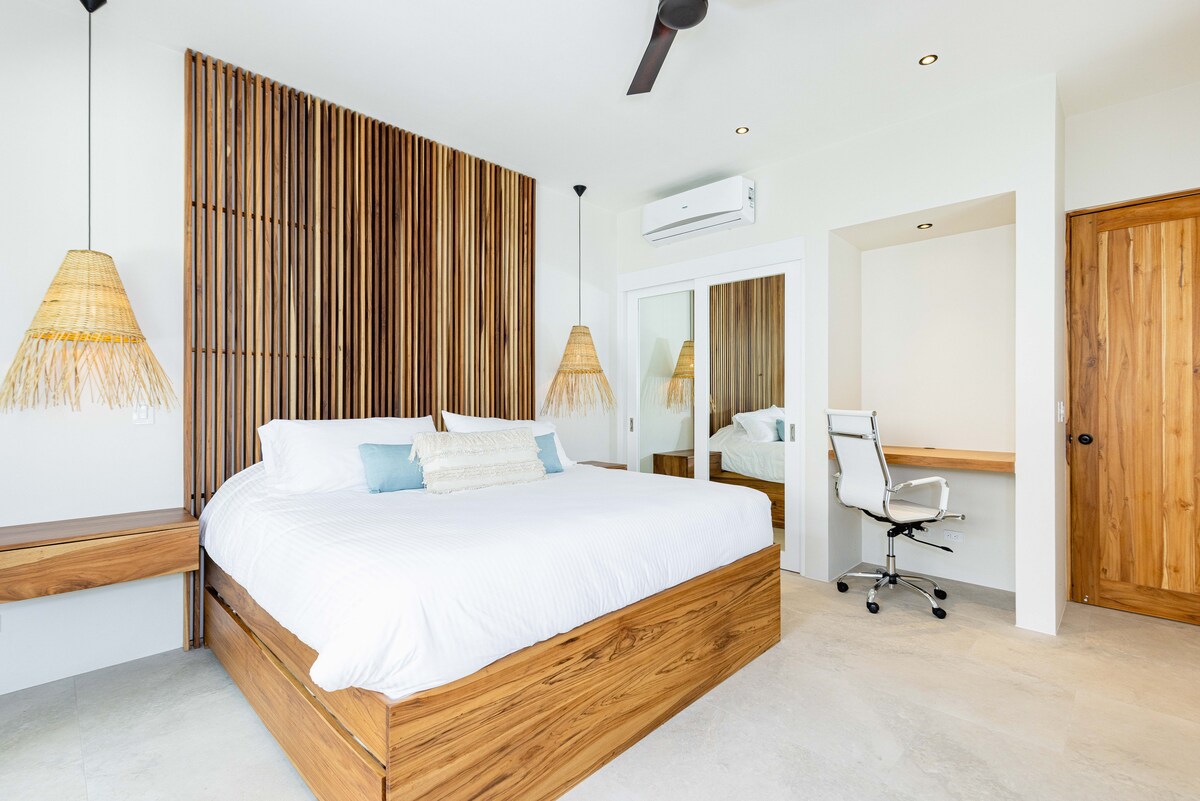 ห้องนอนพร้อมเตียงคิงไซส์และเตียงเดี่ยว