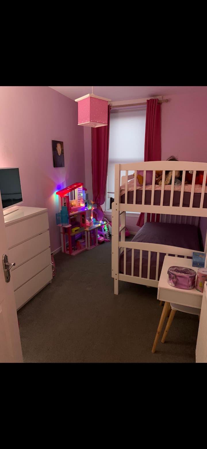 Lovely 2 bedroom apartment in Glasgow’s west end. Condominiums for