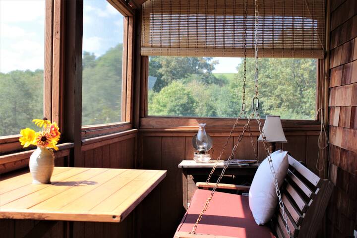 Delightful one-bedroom cabin on scenic farm