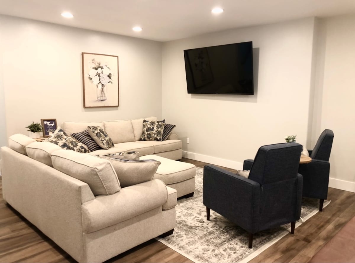 סלון עם ריהוט חדש לגמרי, כולל ספה נפתחת בגודל קווין סייז. כיסאות נשענים כדי שתוכלו ליהנות מצפייה בדיסני +, נטפליקס, הולו ועוד!