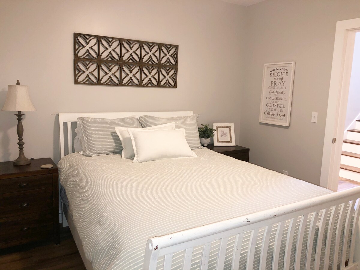 חדר שינה זוגי נעים עם מיטת קווין