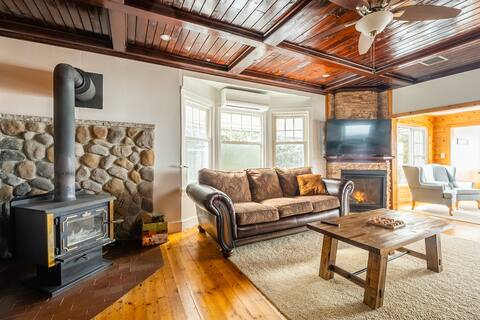 Sunset Paradise Waterfront Cottage w kayaks  & BBQ