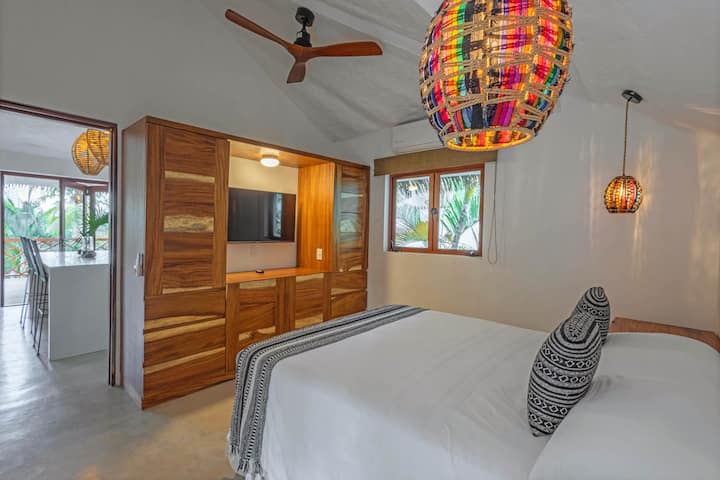 Спалня №3 с двойно легло е на горния етаж и разполага с интелигентен телевизор.