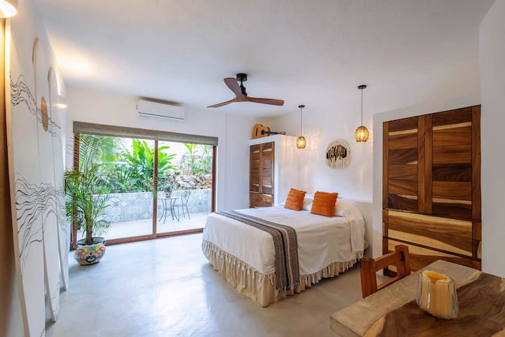 Спалня 2 разполага с двойно легло, хладно бюро и сенчеста самостоятелна странична тераса.