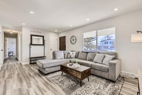 Insta-Worthy Modern 6BD Home -13 Mins to Downtown