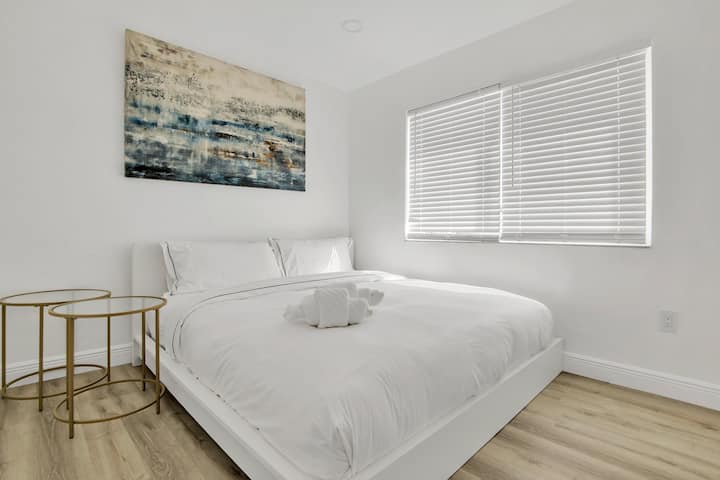 Dormitorio con cama tamaño king y TV inteligente
