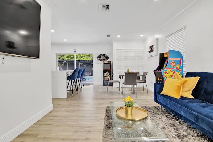 Fun Pool House With Games & Entertainment - Miami Gardens, FL