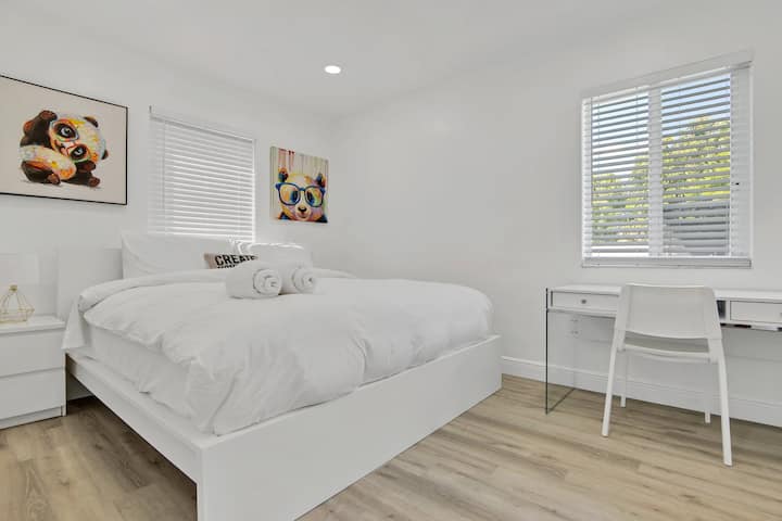 Dormitorio con cama tamaño king, TV inteligente y baño