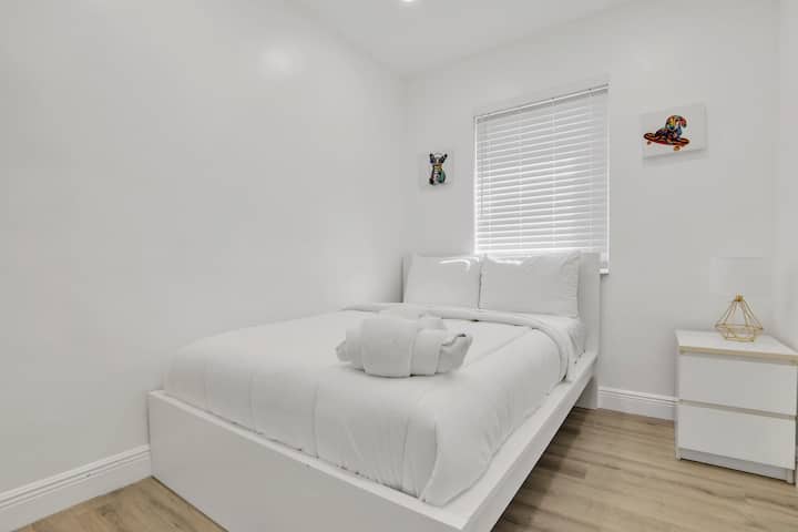 Dormitorio con cama de tamaño completo y un televisor inteligente.
