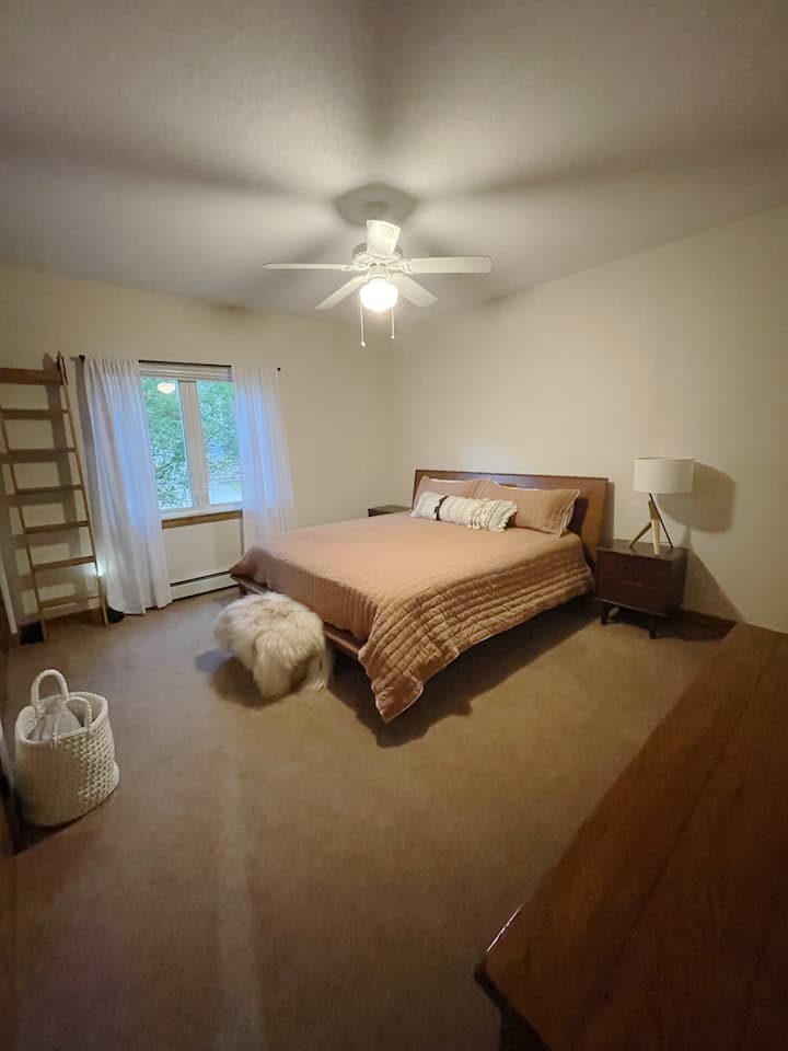 Hlavná spálňa; veľká manželská posteľ