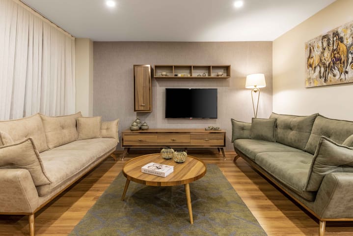 Deluxe Two Bedroom Apartment with Garden