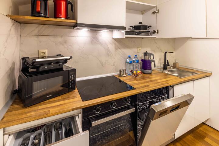 Luxury 3 Bedroom Apartment Terrace & Pool &Parking gallery image 3