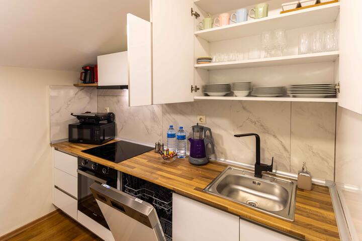 Luxury 3 Bedroom Apartment Terrace & Pool &Parking gallery image 4