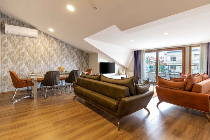 Luxury 3 Bedroom Apartment Terrace & Pool &Parking gallery image 2