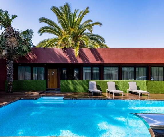 3 Bedroom Suite Balcony & Pool & Free Parking gallery image 3