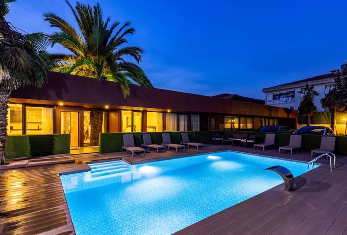 3 Bedroom Suite Balcony & Pool & Free Parking gallery image 4