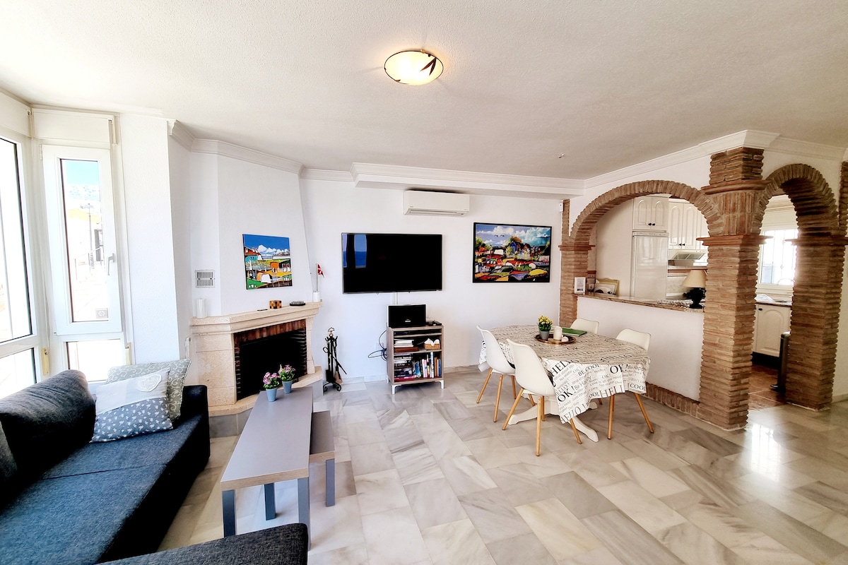 Მისაღებ ოთახში დგას გასაშლელი დივანი, ტელევიზორი და კონდიციონერი.