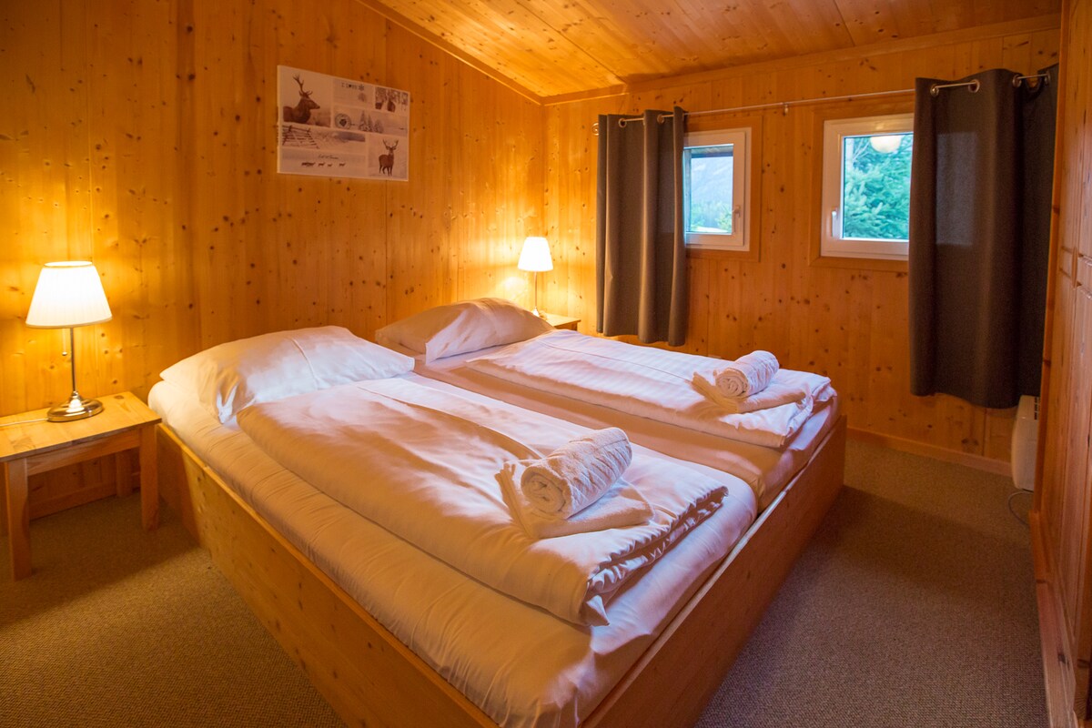 带双人床的卧室