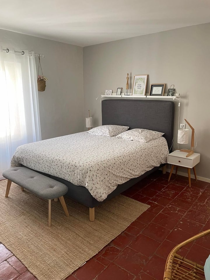 卧室位于公寓一楼，更衣室位于床头板的隔断后面。 