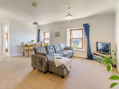 2 bed apartment, sea views, marina, near beaches