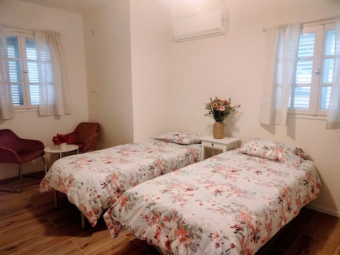 Sunny garden suite in Zichron Yaacov
