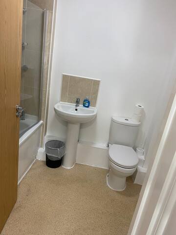 Top Floor 4 Bedroom and 2 bathroom Apt gallery image 5