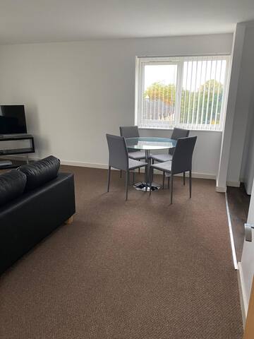 Top Floor 4 Bedroom and 2 bathroom Apt gallery image 2