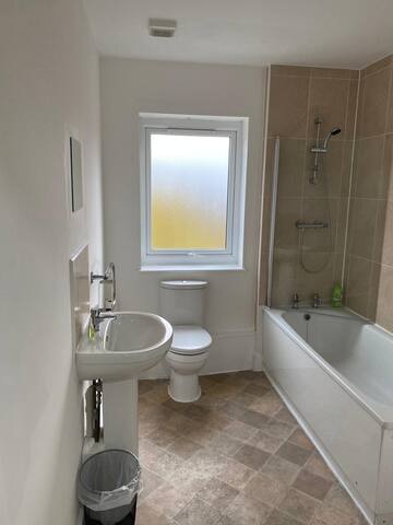 Top Floor 4 Bedroom and 2 bathroom Apt gallery image 3