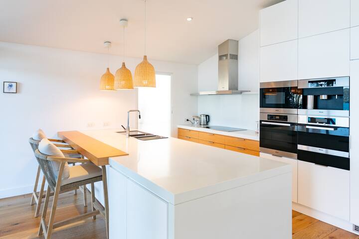 The Oasis- Luxe Waterfront Home with Private Jetty gallery image 2