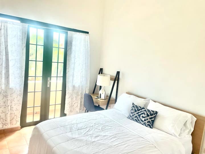 标准双人床，楼上第二间卧室。 