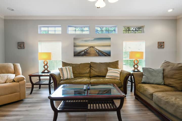 Გაატარეთ დრო მეგობრებთან და ოჯახის წევრებთან ერთად შიგნით ან გარეთ.  Თქვენთვის საკმარისი სივრცე გვაქვს!  