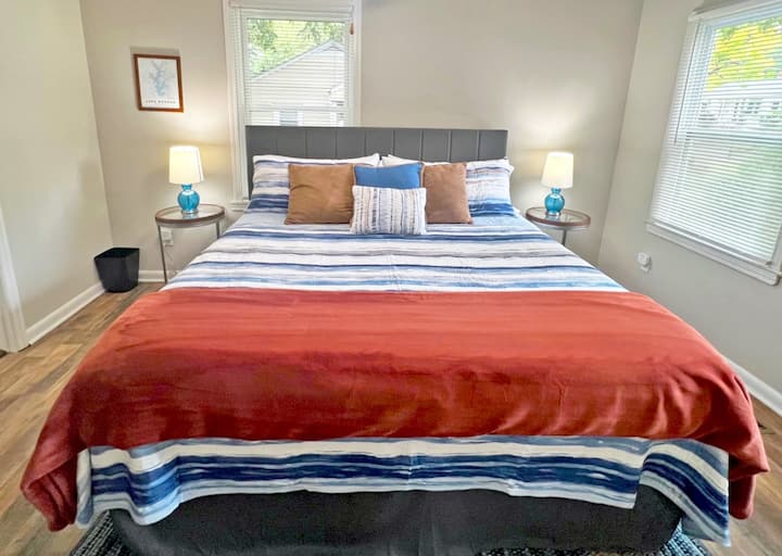 Furahia mapumziko ya usiku yenye utulivu katika chumba cha kulala cha King kilicho mbele ya nyumba.