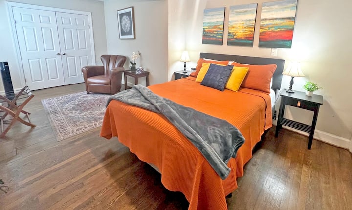 Eneo la chumba hiki cha kulala cha ukubwa wa malkia ni rahisi kwani kiko karibu na bafu la ukumbi.