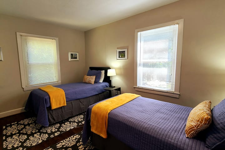 Iko karibu na bafu la ukumbi. 