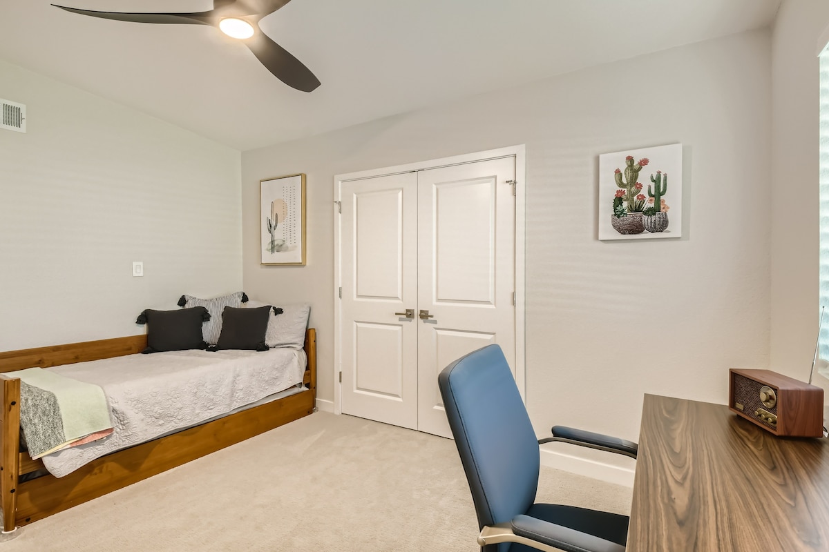 宽敞的空间/2号卧室-带办公室的拉出式双人沙发床。