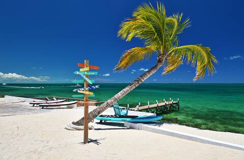 Private Oceanfront, beach, dock and Hottub