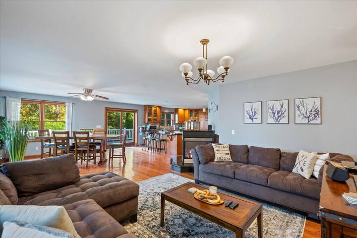 Otvoreni tlocrt iz dnevnog boravka do kuhinje