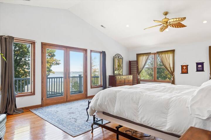 Glavni apartman s privatnim balkonom i pogledom na jezero.