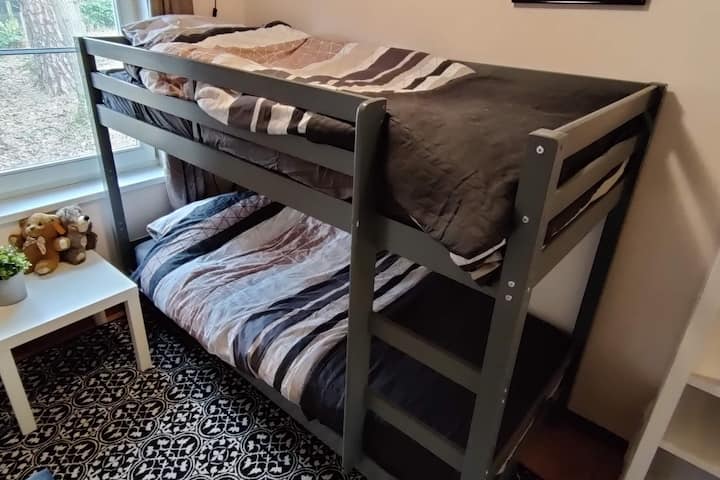 Slaapkamer 2. De maximale draagkracht van beide bedden is 90kg.