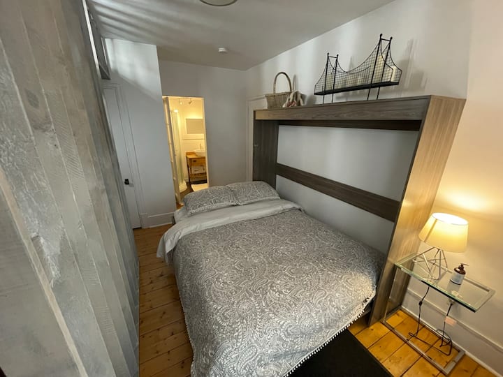 2 - ра спалня с разтегателно легло и баня.