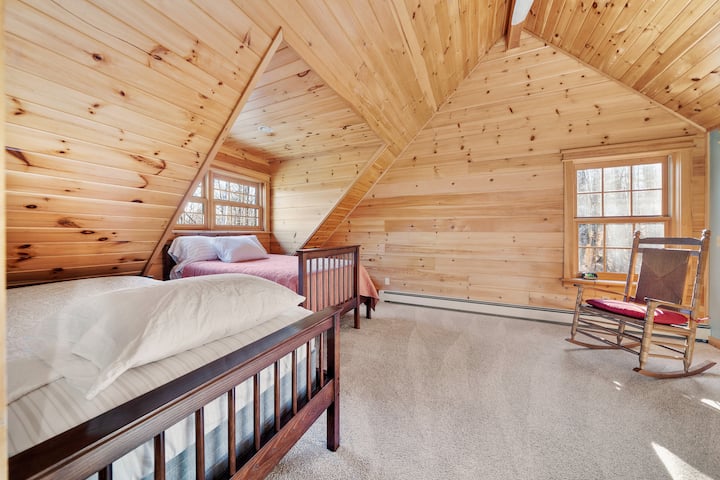 1-ва спална соба на источната страна, со 1 брачен и 2 единечни кревета.