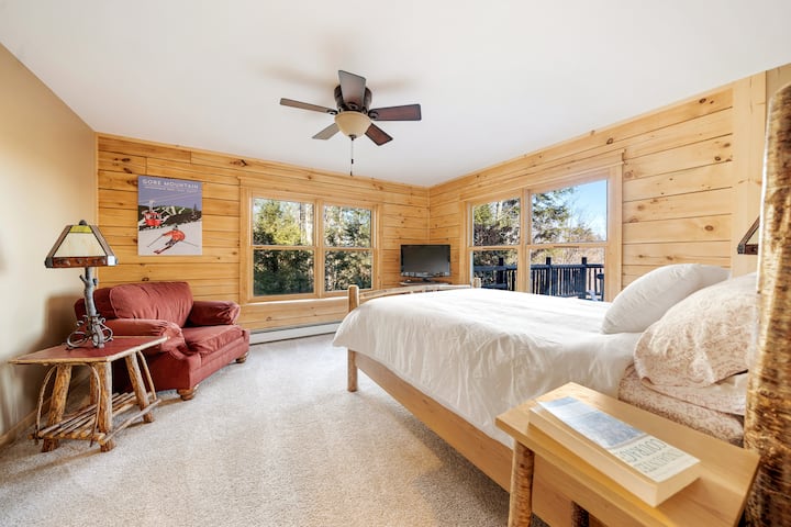 Главна спална соба со сопствена бања на првиот кат.
Брачен кревет (широк 150-179 см), паметен телевизор, огромен плакар и одличен поглед.